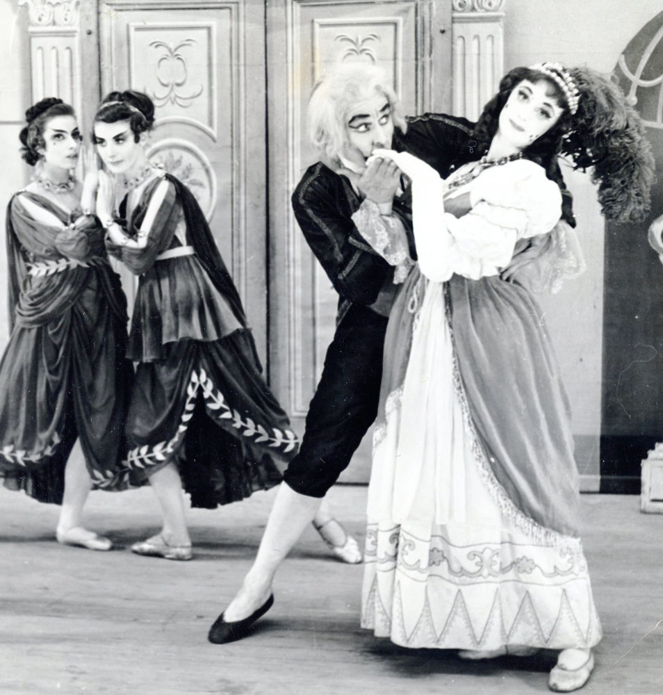 Fate's Revenge (Paltenghi, 1951): Anne Horn, Margaret Pollen, David Paltenghi, Margaret Hill. Photo © Studio Irwin. RDC/PD/01/151/1